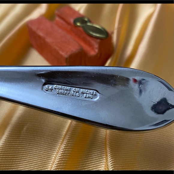 VINTAGE SHEFFIELD BOX OF 6 STAINLESS CHROME SHELL FRUIT SPOONS AND SERVING - Picture 7 of 7
